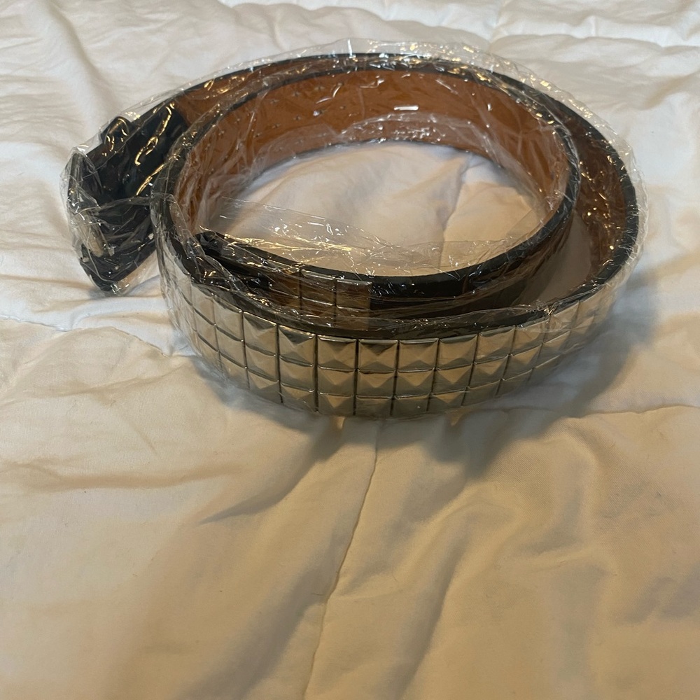 New Classic Silver Pyramid Studded Women's Belt-Size Medium 32-36”